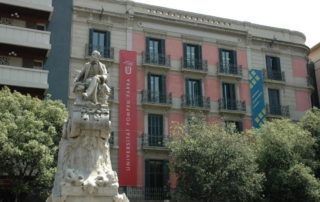 estatua en exterior residencias universitarias barcelona cerca pompeu fabra 1