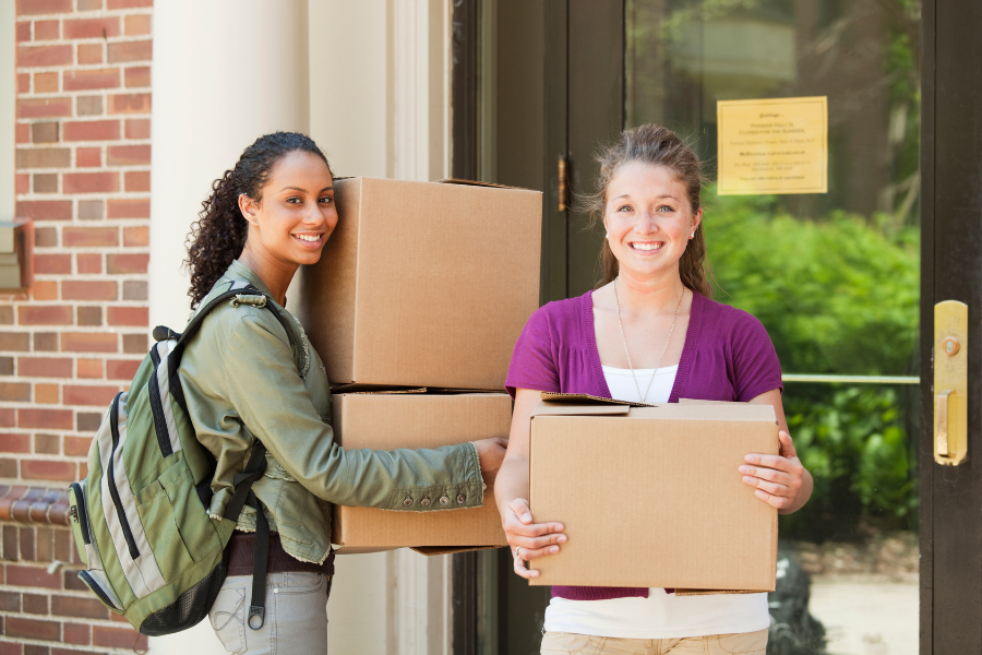 chicas con cajas mudanza unihabit residencia